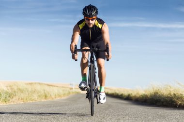 Yakışıklı genç adam yolda Bisiklete binme.