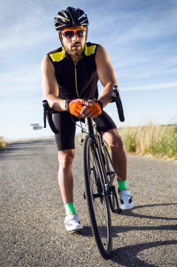 Yakışıklı genç adam Bisiklete binme eğitim sessi sonra bir mola