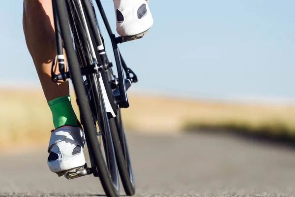 Närbild på foten av en ung man som cykling. — Stockfoto