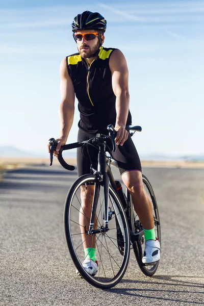 Yakışıklı genç adam Bisiklete binme eğitim sessi sonra bir mola — Stok fotoğraf