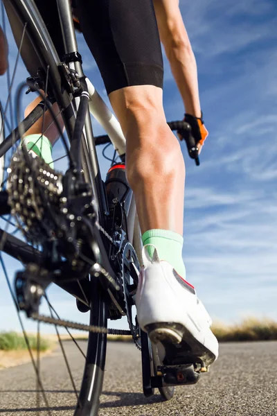 Close-up van de voet van een jonge man die fietsen. — Stockfoto