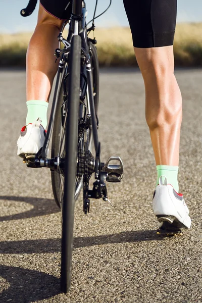 Close-up van de voet van een jonge man die fietsen. — Stockfoto