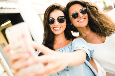 Güzel genç kadın sokakta bir selfie alarak.