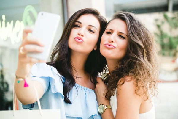 Vackra unga kvinnor som tar en selfie på gatan. — Stockfoto