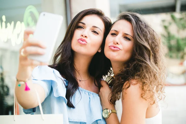 Beautiful young women taking a selfie in the street. — Stock Photo, Image