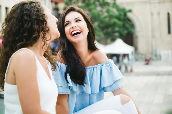 Mooie jonge vrouwen praten in de straat. — Stockfoto