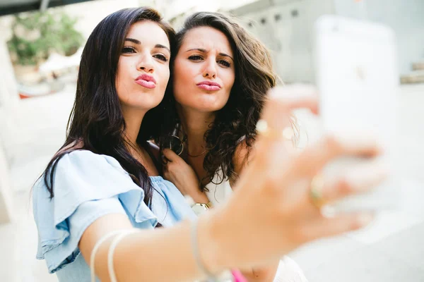Krásné mladé ženy s selfie v ulici. — Stock fotografie