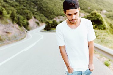 Doğa dağ, yakışıklı genç.