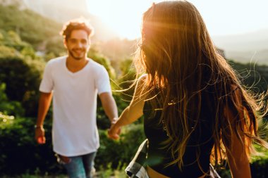 Güzel genç çift doğa dağ tepe.