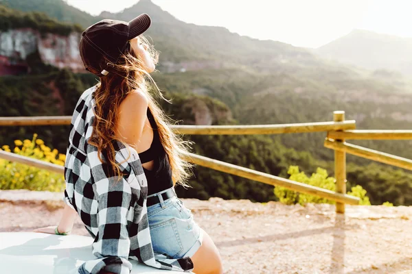 Vacker ung kvinna njuter av naturen på bergstopp. — Stockfoto