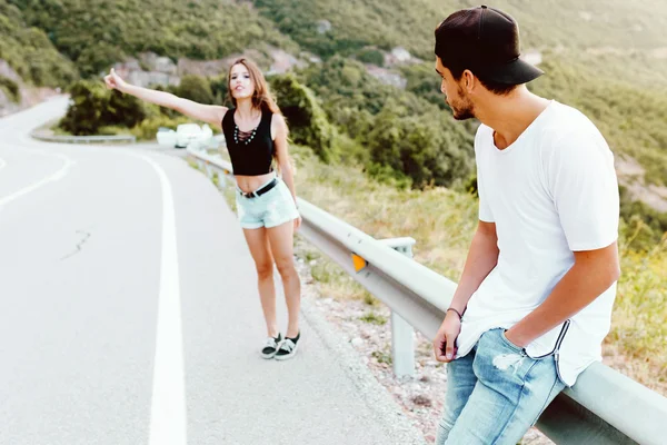 Hermosa pareja joven disfrutando de la naturaleza en la montaña . — Foto de Stock