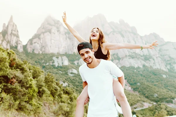 Krásný mladý pár, kteří požívají přírody na hoře. — Stock fotografie