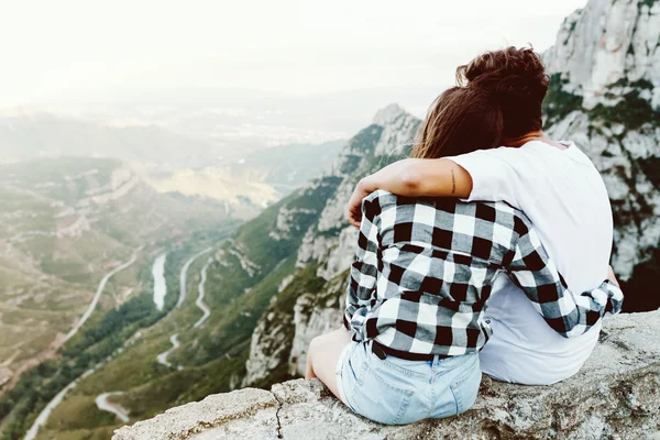 Belo jovem casal desfrutando da natureza no pico da montanha . — Fotografia de Stock