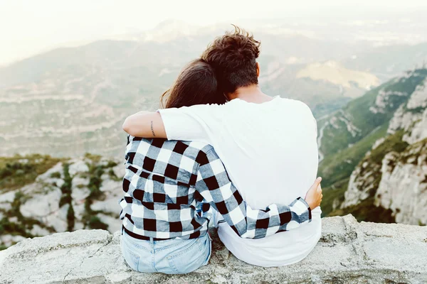 Belo jovem casal desfrutando da natureza no pico da montanha . — Fotografia de Stock