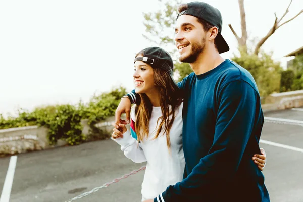 Belo jovem casal desfrutando da natureza na montanha . — Fotografia de Stock