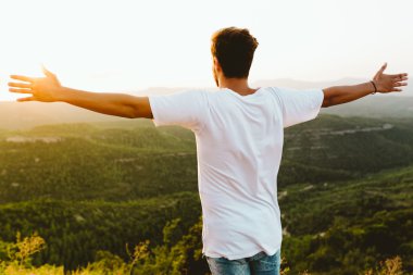 Doğa dağ tepe, yakışıklı genç.