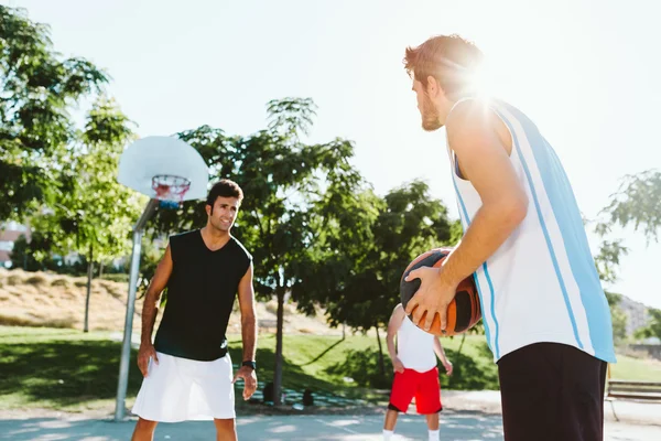 Retrato de grupo de amigos jugando baloncesto en la cancha . — Foto de Stock