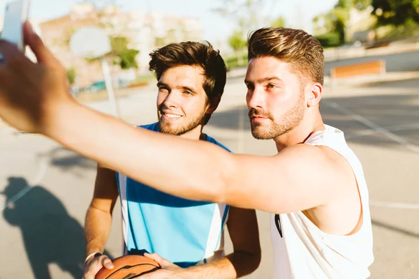 Πορτρέτο του δυο φίλους να τραβάνε μια selfie στο γήπεδο. — Φωτογραφία Αρχείου