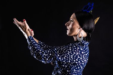 siyah arka plan üzerinde güzel bir elbise, genç flamenko dansçısı.
