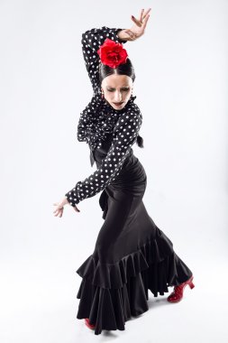 Güzel elbiseli genç ve güzel flamenko dansçısı.
