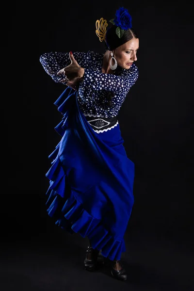 Joven bailarina de flamenco en precioso vestido sobre fondo negro . — Foto de Stock