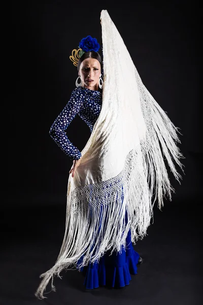 年轻的弗拉门戈舞蹈家在黑色背景上漂亮的裙子. — 图库照片