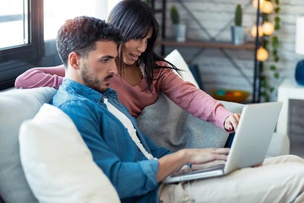 Aufnahme Eines Selbstbewussten Schönen Paares Das Computer Benutzt Während Hause — Stockfoto