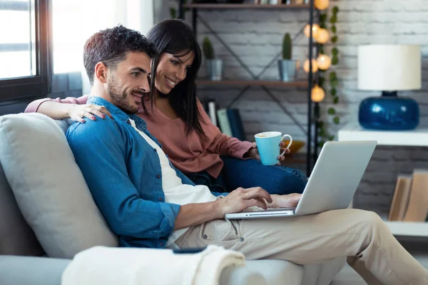 Aufnahme Eines Glücklichen Schönen Paares Das Computer Benutzt Während Hause — Stockfoto