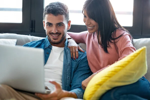 Tiro Casal Bonito Feliz Usando Computador Enquanto Sentado Sofá Casa — Fotografia de Stock