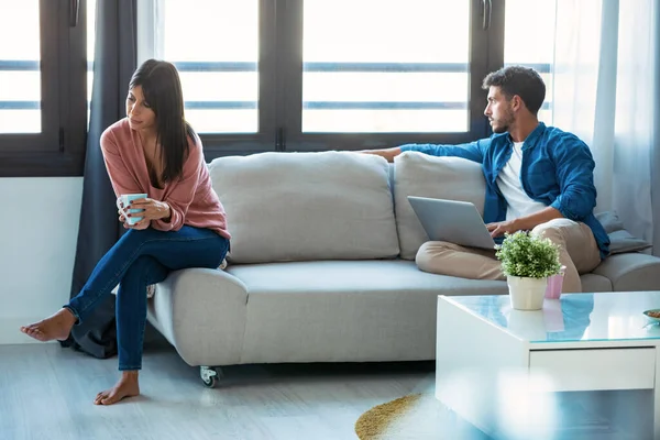 Aufnahme Eines Wütenden Jungen Paares Das Zusammen Auf Einer Couch — Stockfoto