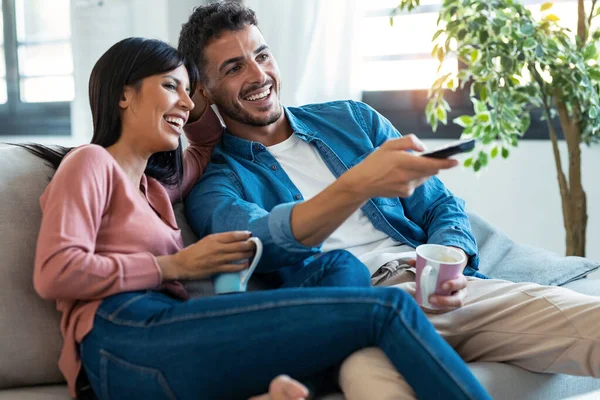 Tournage Jeunes Couples Détendus Changeant Chaînes Avec Télécommande Tout Regardant — Photo