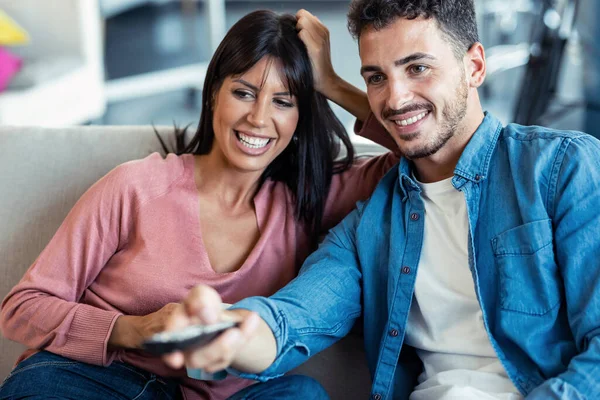 Aufnahme Eines Entspannten Jungen Paares Das Mit Der Fernbedienung Die — Stockfoto