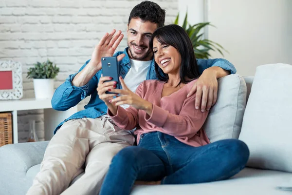 Tiro Feliz Jovem Casal Fazendo Uma Chamada Vídeo Com Telefone — Fotografia de Stock