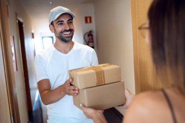 Teslimatı yapan yakışıklı adam eve bir kaç paket getirdi..