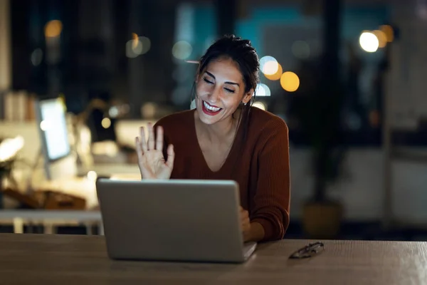オフィスでラップトップコンピュータを介してオンラインビデオ通話を持っている美しいビジネス女性の笑顔のショット — ストック写真
