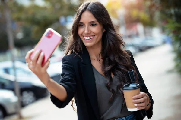 사업가가 걸어가면서 커피를 마시면서 핸드폰을 모습이 — 스톡 사진