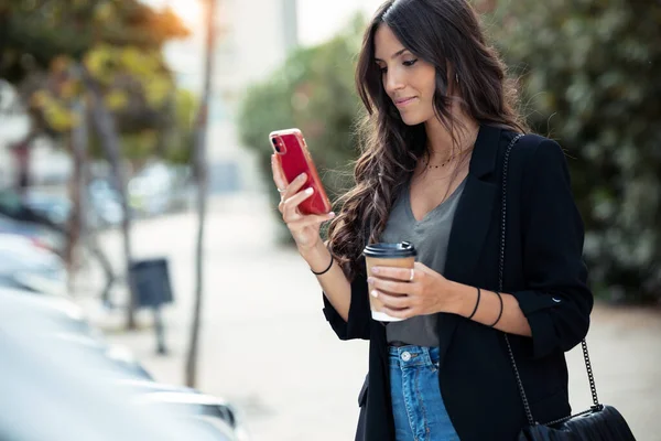 Shot Krásné Mladé Obchodní Žena Pomocí Svého Mobilního Telefonu Při — Stock fotografie