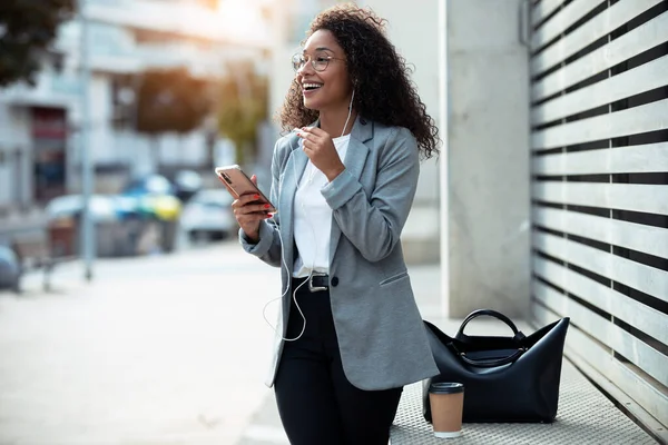 Shot Happy Young Business Woman Listening Music Her Smart Phone — Stock fotografie