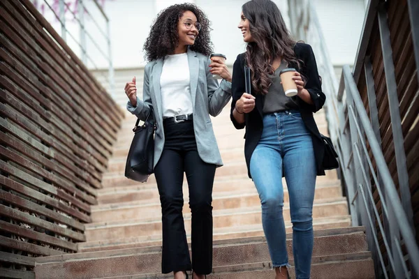 Foto Dos Hermosas Empresarias Hablando Tomando Café Mientras Bajan Las — Foto de Stock