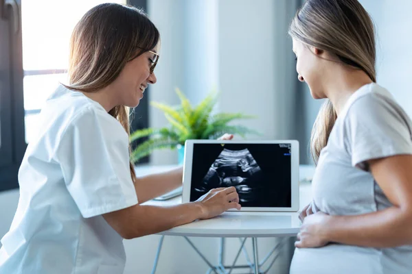 Shot Young Woman Gynecologist Doctor Showing Pregnant Woman Ultrasound Scan — Stock Photo, Image
