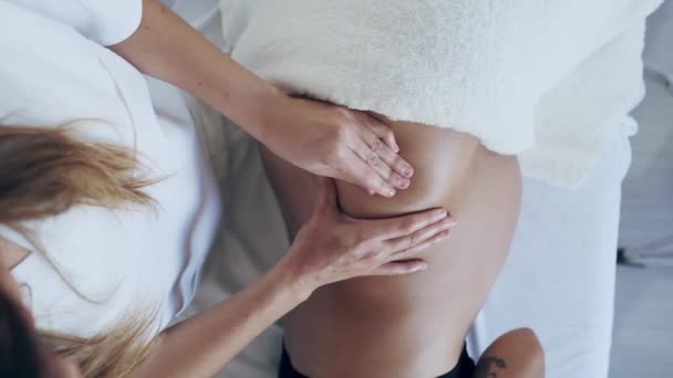 Videó Gyönyörű Fiatal Fizioterapeuta Masszírozó Has Terhes Egy Hordágyon Otthon — Stock videók