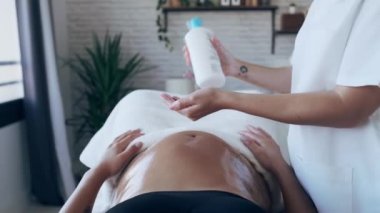 Genç fizyoterapist kadının karnına evde sedyeyle masaj yaptığı video..