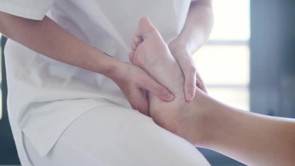 Видео Красивого Молодого Физиотерапевта Массирующего Ноги Беременной Женщины Носилках Дома — стоковое видео