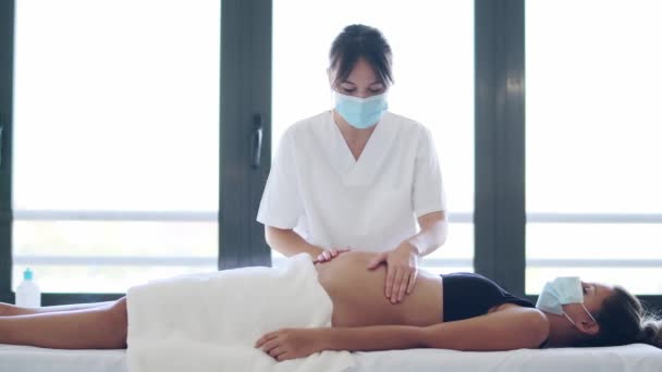 Video Una Giovane Fisioterapista Che Massaggia Pancia Sulla Donna Incinta — Video Stock
