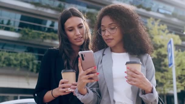 Video Dari Dua Pengusaha Cantik Menggunakan Telepon Pintar Sambil Minum — Stok Video
