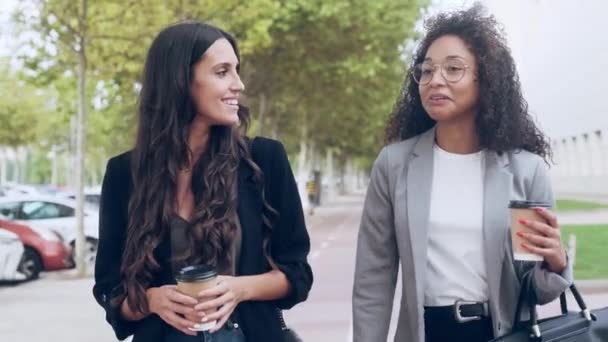 Video Dari Dua Pengusaha Cantik Berbicara Sambil Minum Kopi Berjalan — Stok Video