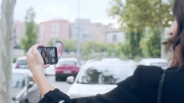 Video Dvou Krásných Podnikatelek Dělat Video Hovor Chytrým Telefonem Při — Stock video