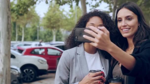 Video Dvou Krásných Podnikatelek Dělat Video Hovor Chytrým Telefonem Při — Stock video