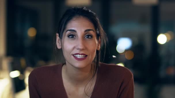 Ofiste Dizüstü Bilgisayarla Çevrimiçi Video Görüşmesi Yapan Güzel Bir Kadınının — Stok video