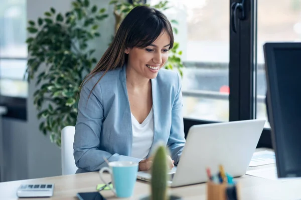 Aufnahme Einer Attraktiven Jungen Geschäftsfrau Die Computer Arbeitet Während Sie — Stockfoto